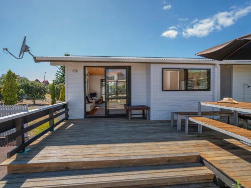 Zuhanyzó, Champion Bach - Pauanui Holiday Home in Pauanui