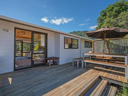 Zuhanyzó, Champion Bach - Pauanui Holiday Home in Pauanui