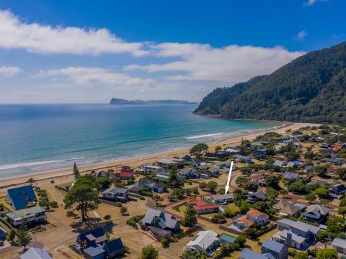 Zuhanyzó, Champion Bach - Pauanui Holiday Home in Pauanui