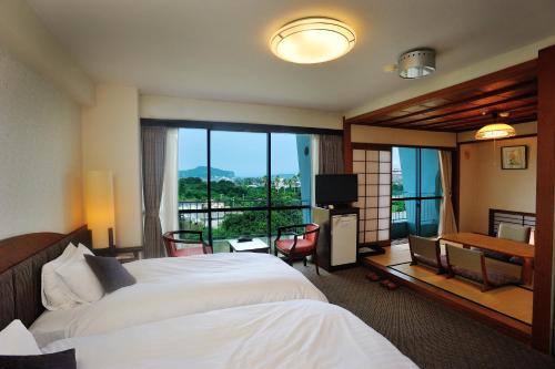 Room with Tatami Area and Landscape View - High Floor