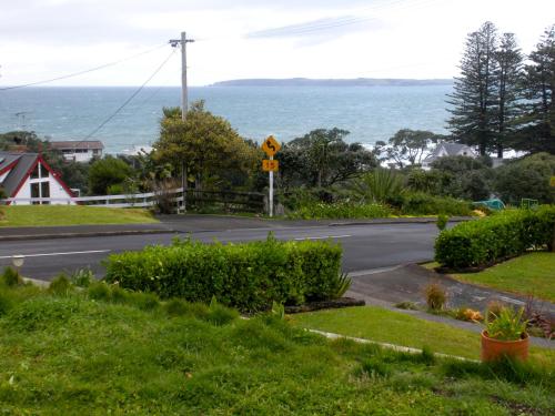 Skats, Tiromoana - Mathesons Bay Holiday Home in Leigh