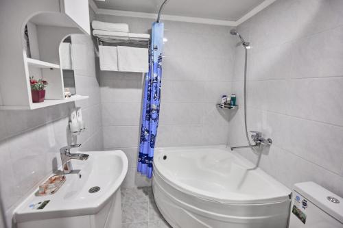 Bathroom, BAL Tabassum Hotel in Margilan