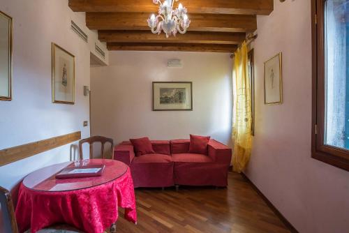 Hotel Piccola Fenice – Venice, GA