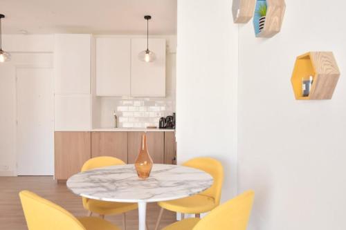 NEW ! Stylish apartment in the heart of Cannes with terrace! - image 2