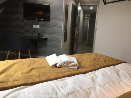 1 double bed, 1 twin bed