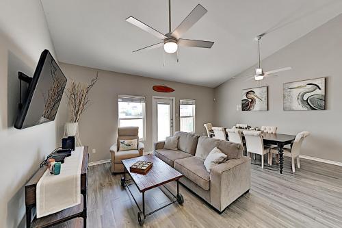 Island Getaway with Pools - Near Beach & Waterpark townhouse - image 2