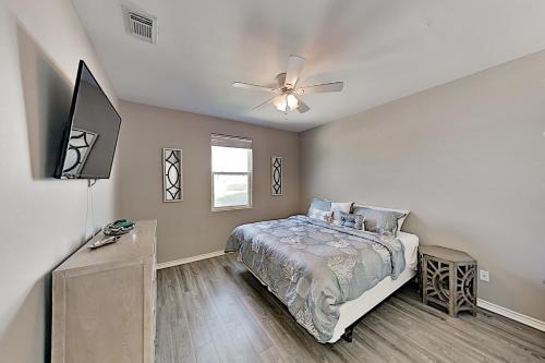 Island Getaway with Pools - Near Beach & Waterpark townhouse - image 8