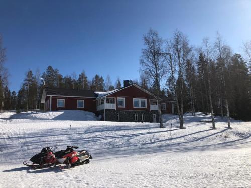 Hiiden Kämppäkartano iso vuokramökki lähellä Tiilikan kansallispuistoa - Accommodation - Sotkamo