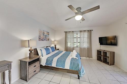 Waterfront Hideaway with Heated Pool Dock & Garage home - image 8
