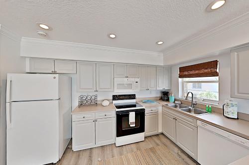 Gulf-View Condo with Balcony Pool & Beach Access condo - image 7