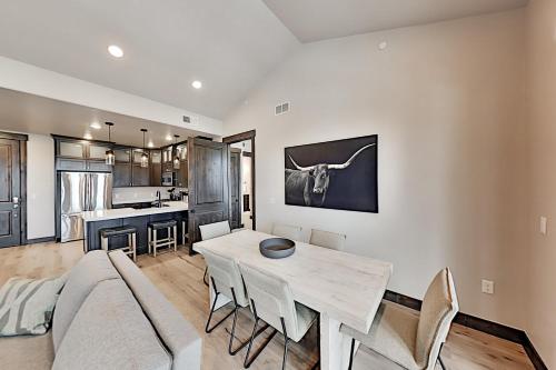 Brand-New Ski-In Ski-Out Condo with Pool & Hot Tub condo - image 3