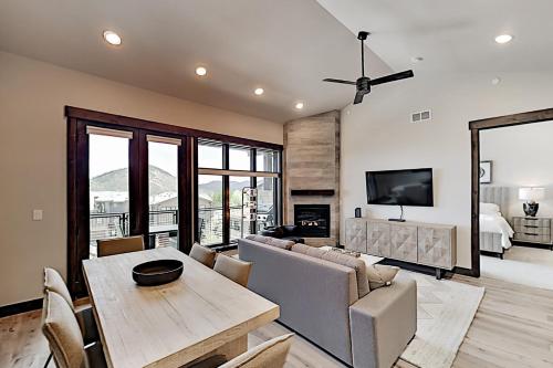 Brand-New Ski-In Ski-Out Condo with Pool & Hot Tub condo - image 4