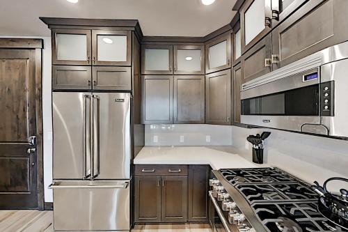 Brand-New Ski-In Ski-Out Condo with Pool & Hot Tub condo - image 7