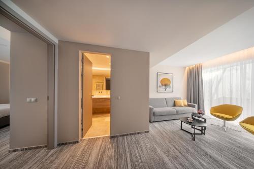 room detail thumbnail 1