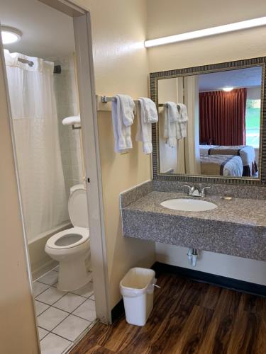 Country Hearth Inn & Suites Cartersville - 샤워실