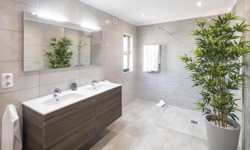 Bathroom, 4 bedrooms villa with city view private pool and enclosed garden at Carvoeiro 2 km away from the bea in Estombar