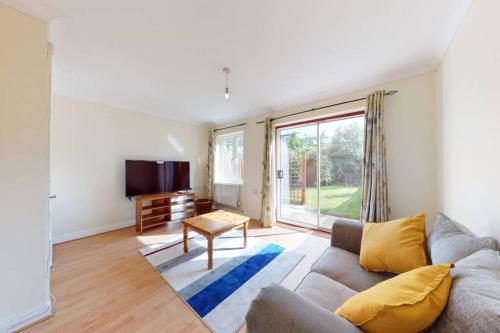 Super 2 bed House with PrivateGarden, Лондон