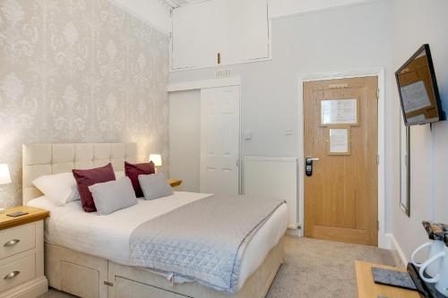 Standard Double Room image 4