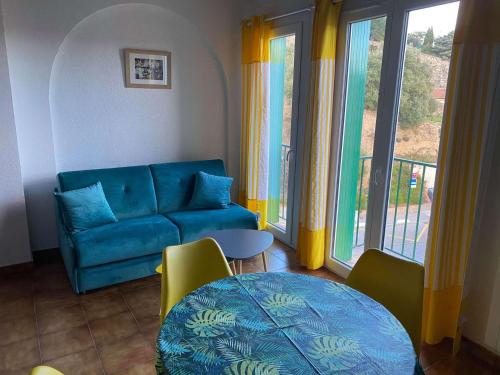 4MIR11JAUNE- T2 en DUPLEX idéalement situé pour 4 personnes - Location saisonnière - Collioure