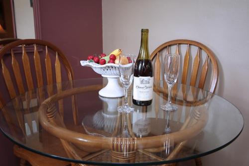 Affordable Beach Condos - One Bed Budget with Full Kitchen - English Suite condo - image 2