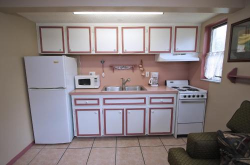 Affordable Beach Condos - One Bed Budget with Full Kitchen - English Suite condo - image 4
