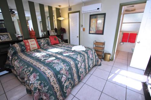 Affordable Beach Condos - One Bed Deluxe with Full Kitchen - Asian Suite condo - image 6