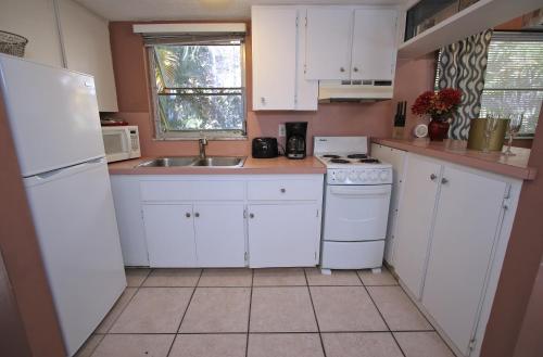 Affordable Beach Condos - One Bed Deluxe with Full Kitchen - Asian Suite condo - image 7