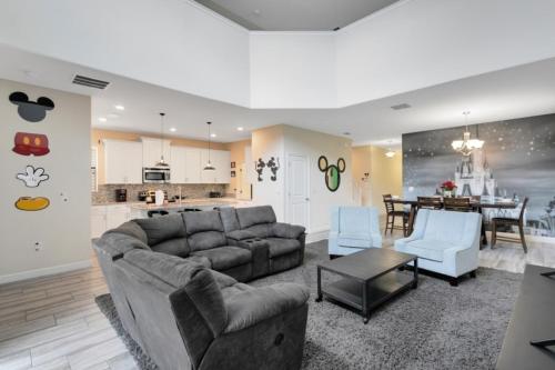 Modern Disney Theme 5 Bed 5 Bath Luxury Home villa - image 4