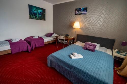 1 double bed, 4 twin beds