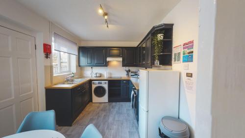 Stunning 3-Bed house in Chester by 53 Degrees Property, ideal for Contractors & Families, FREE Parki