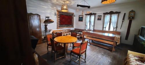 Golemi kamik Pirot in Pirot