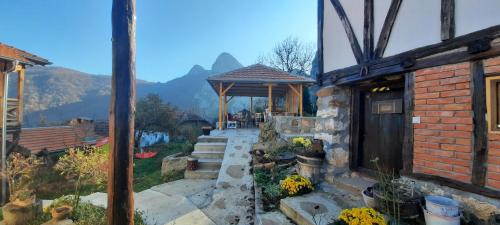 Fasiliteter, Golemi kamik Pirot in Pirot