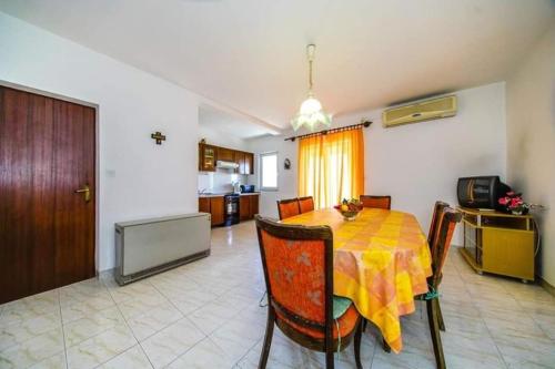 Apartment Barb - 30 m from the sea - image 3