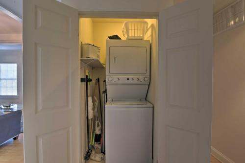 Galveston Getaway with Decks Less Than 2 Miles to Beach - image 2