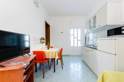 One-Bedroom Apartment image 9