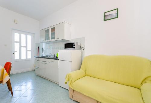 One-Bedroom Apartment image 7