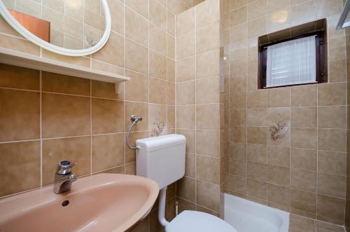 One-Bedroom Apartment image 3