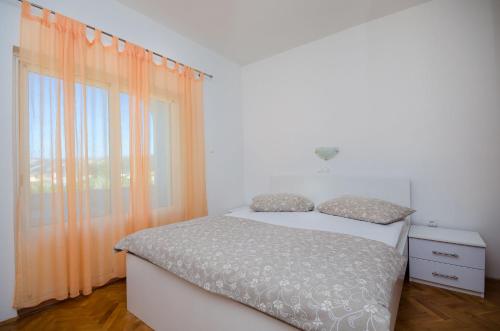 One-Bedroom Apartment image 5