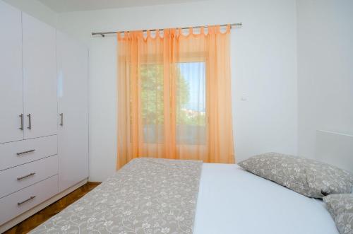 One-Bedroom Apartment image 4