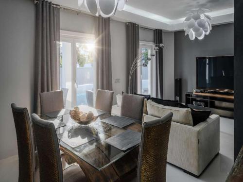 Deluxe Aroeira Villa Villa Flores Feliz 4 Bedrooms Private Pool Perfect for Lager Groups gîte à louer Ribeira da Laje