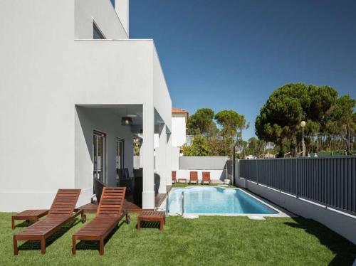 Deluxe Aroeira Villa Villa Flores Feliz 4 Bedrooms Private Pool Perfect for Lager Groups - image 2