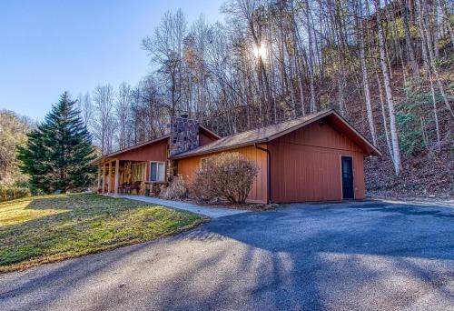 Hidden Memories Hot Tub FREE Attraction tickets for each paid day Pool Table WIFI!!! - image 3