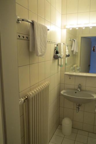 Lindner's Hotel 4.5km von Zeiskam entfernt