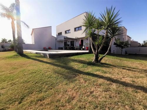 California - Contemporary Villa 8 People High Benefits Private Pool gîte à louer Saint-Cyprien