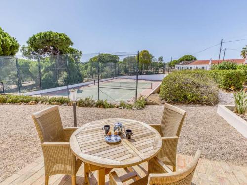 Stunning Carvoeiro Villa Casa Relva Branca 3 Bedrooms Tennis Court Distant Sea Views - image 4
