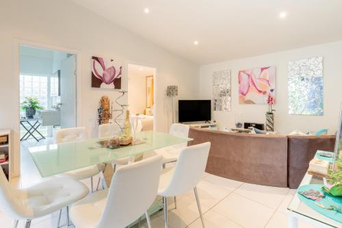 Bar/lounge, Sydney Executive Garden Apartments in Sutherland Shire