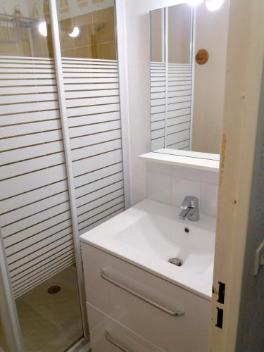 Bathroom, Charmant studio a Agde de 21 m² avec terrasse vue ville near Vieux Agde
