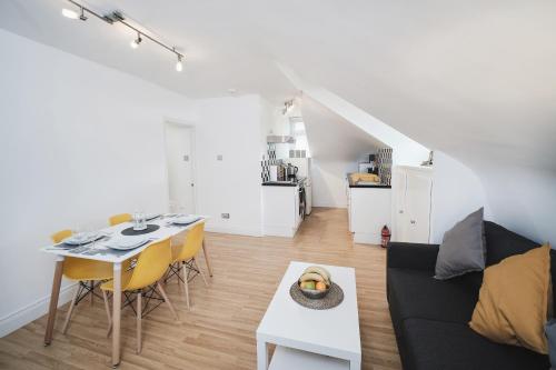 Picture of Canterbury 2 Bed Apartment Close To Town Ct1 Sleeps 6