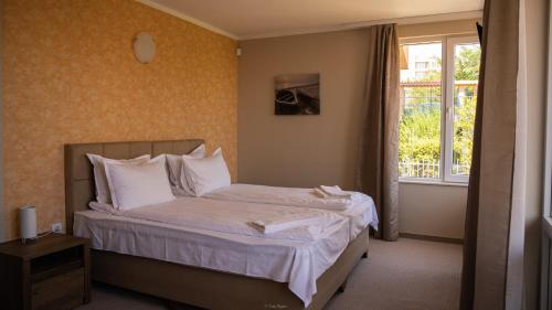 Double or Twin Room with Side Sea View image 6