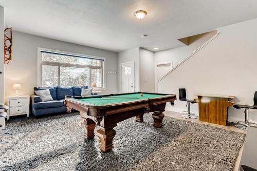 Mountain Elegance with Hot Tub - Minutes to Slopes home - image 2